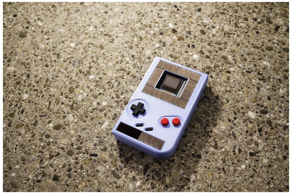 Batterijloze Game Boy op zonne-energie en veerkracht
