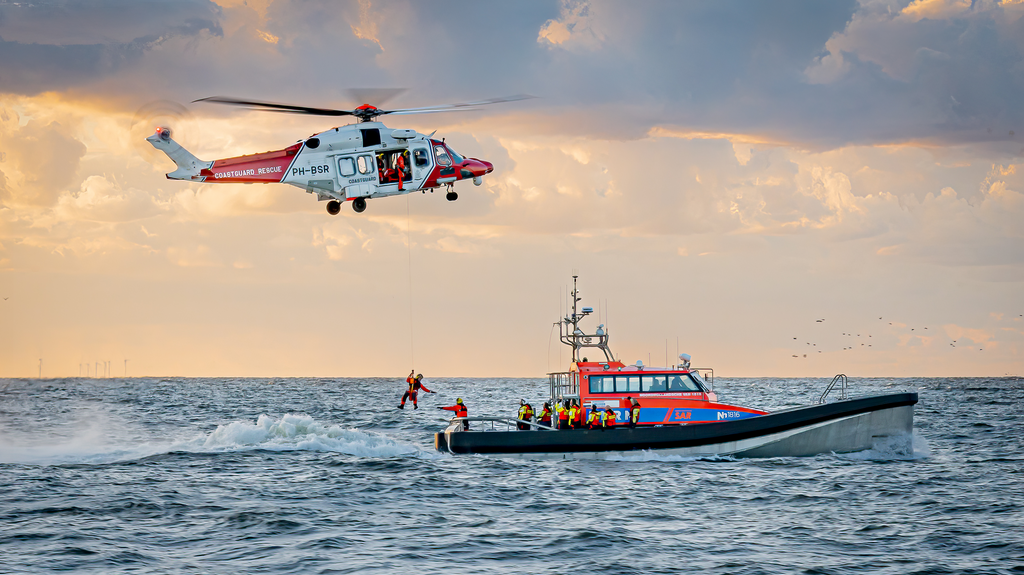 KNRM IJmuiden reddingboot Nh1816 met kustwachthelikopter - foto Martijn Bustin